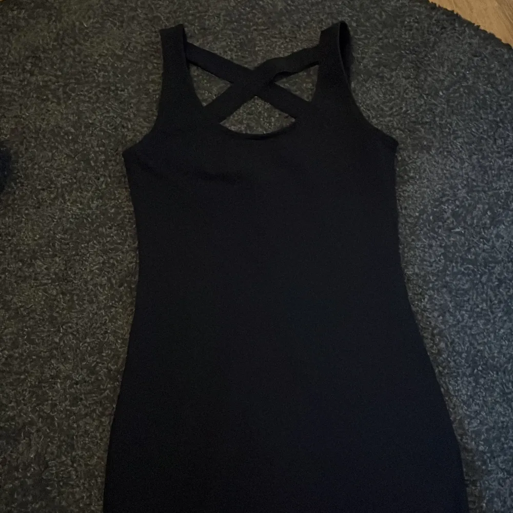 3 svarta klänningar som kommer i ett paket. alla i storlek s, från olika märken, aldrig använda. Klänningar.