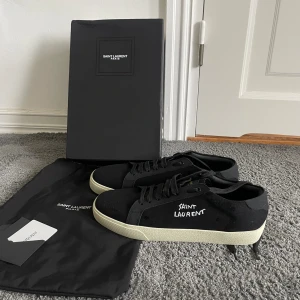 Saint Laurent skor - Helt oanvända saint Laurent skor. Box dustbag och YSL kort ingår i köpet. Det är storlek 44 men är lite små i storleken och passar som 43. Skriv vid frågor