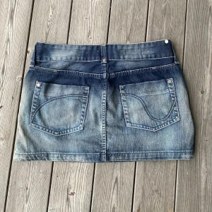 Jeanskjol - Jättefin jeanskjol med lite vintage/y2k look. Fint skick, storlek passar s/m. Skriv gärna vid frågor och funderingar!🪐