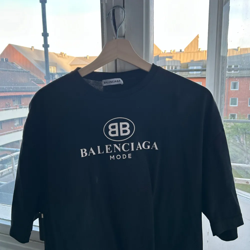 T-shirt från balenciaga i fint skick. Inköpt från återförsäljare online så kvitto finns. XS, oversize i modellen. T-shirts.