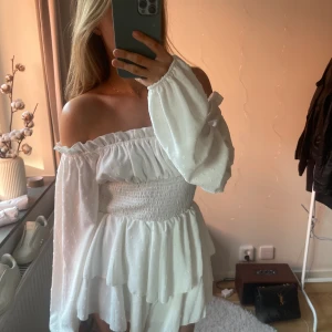 Vit Klänning/playsuit - Vit playsuit som ser ut som en klänning! Helt ny❤️ läs bio innan du kontaktar/köper!