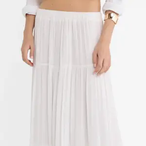 Så fin kjol från stradivarius som är perfekt nu i vår och till sommaren. Den oanvänd ändast provad. Köptes utomlands förra sommaren❤️