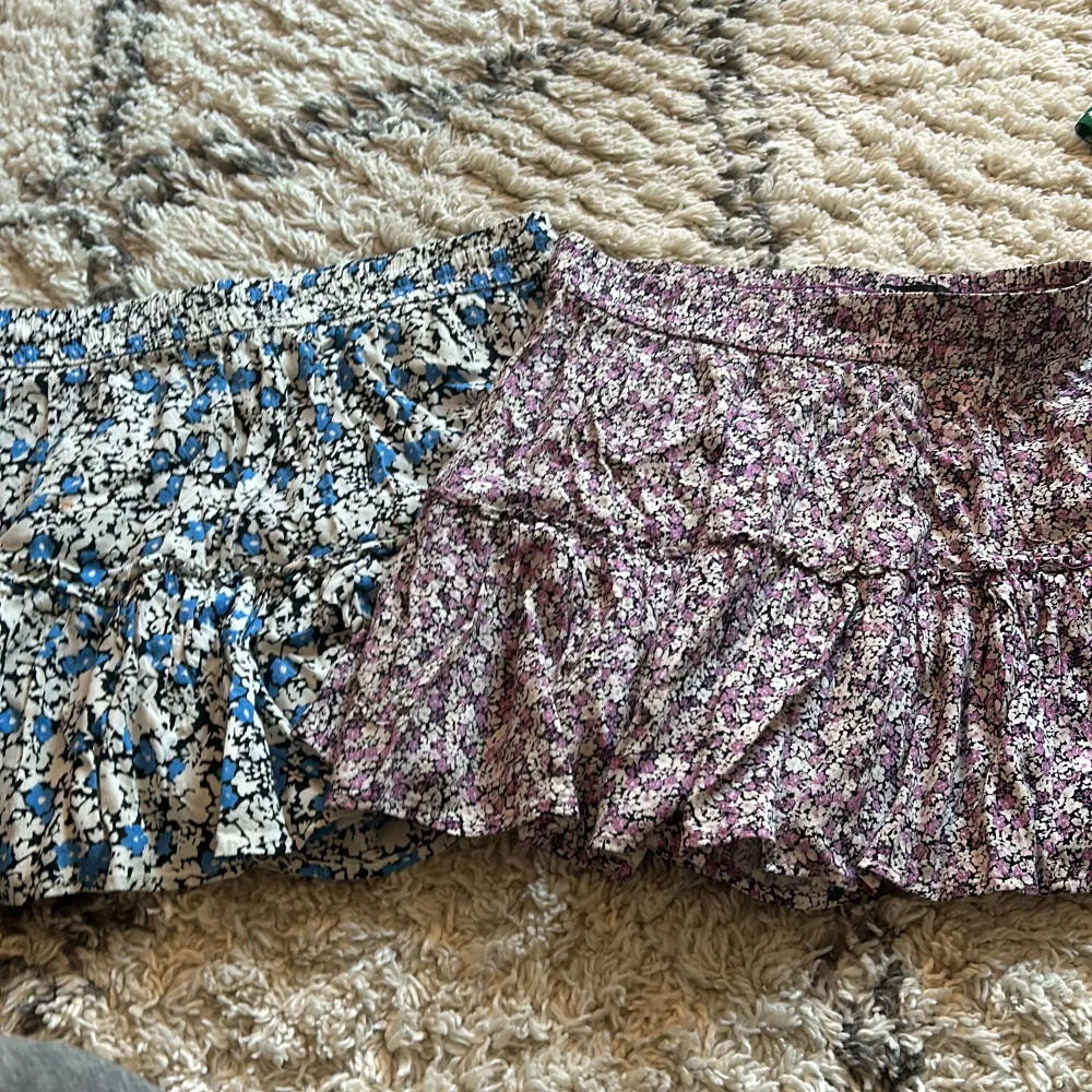 säljer två par superfina kjolar från Zara. den lila är i storlek xs och den blåa i S. superfint skick och använda ett fåtal gånger ❤️. Kjolar.