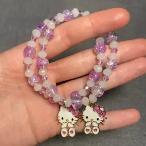 Cute hello Kitty armband med glas pärlor. Finns endast 2 stycken!🌸
