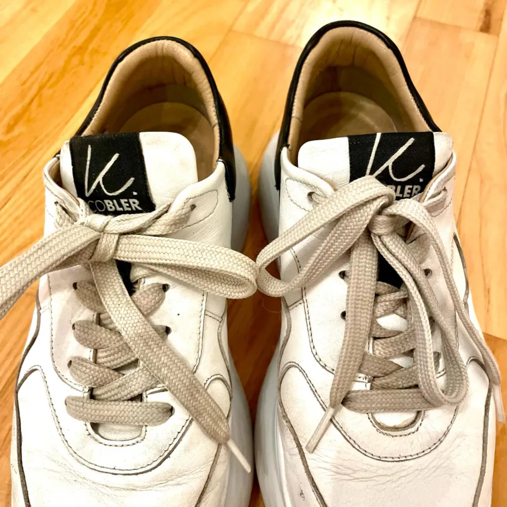 Vita sneakers Kobler storlek 38. Hög sula. Mycket sköna men slitna längstfram . Skor.