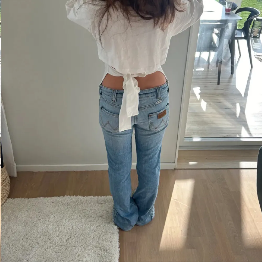 Storlek: W26, midjemått: 38cm, innerbenslängd:86cm   Köpte dessa från jeansarkivet och har även använt deras bilder 💗 Tyvärr var dom förkorta för mig som är 180, men sååå snygga 😓 . Jeans & Byxor.