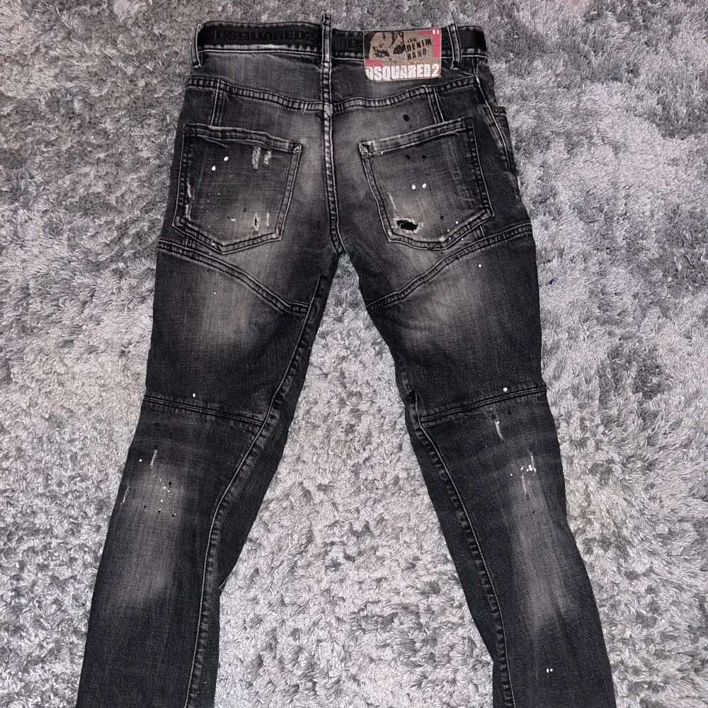 Dessa är ett par riktigt snygga och äkta d2 jeans i riktigt bra skick. Endast ett litet hål i bakfickan som knappt syns. Har en 2 i metall accessoar som gör de väldigt detaljerade och unika. De är köpa för 2 månader sedan och använda ett par gånger. . Jeans & Byxor.