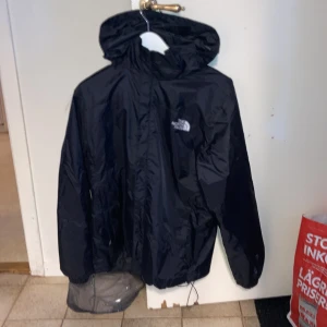North face jacka  - Säljer en fet north face regnjacka använd typ 3 gånger  Storlek S/M för killar L för tjejer hyfsatt bra skick då repet som gör den tjatare där nere har gått ut ur sitt hål men det går att sätt tillbaka