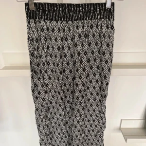 Tygbyxor - Tunnare material  S/M  Svart/vita 