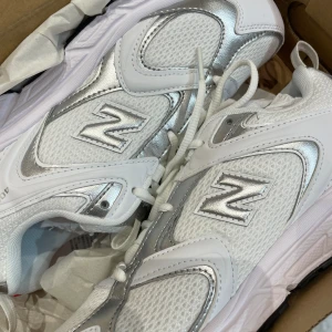 New balance sneakers - helt nya - Sprillans nya new balance sneakers i populär silver modell. Köpte fel storlek och pga att dem köptes på rea går det inte att lämna tillbaka dem. Pris går att diskutera! ❤️❤️❤️ skriv gärna vid frågor