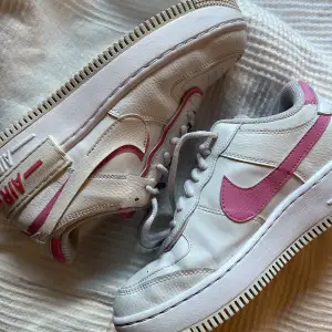 Superfina Nike air 1 shadow i rosa & vit. Använda men välskötta. Se bilder. Skriv för mer bilder. :)     Skickar snabbt! 🦋