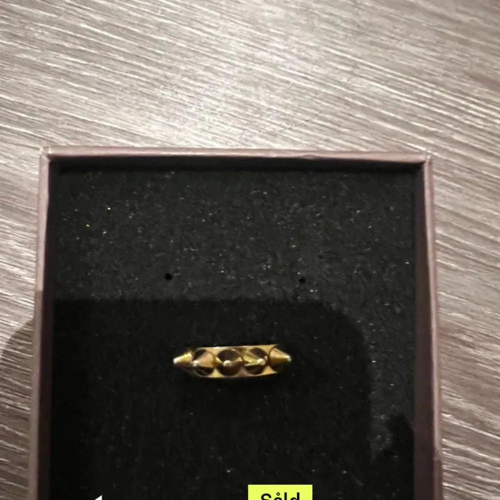 Säljer min Edblad ring i guld, då den inte kommer till användning. Färgen har försvunnit lite på baksidan men inget som syns när man har på den!  Pris kan diskuteras. Accessoarer.