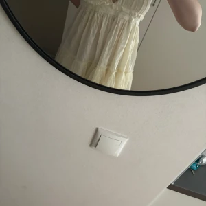 Krämfärgad klänning  - Superfin krämfärgad klänning i storlek s Fint skick 250 kr