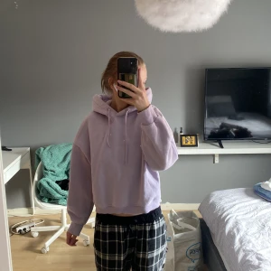 Lila hoodie  - Jätte gullig och mysig lila hoodie.