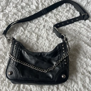 Väska - Snygg väska från zara. Passar till allt!!!😍😍