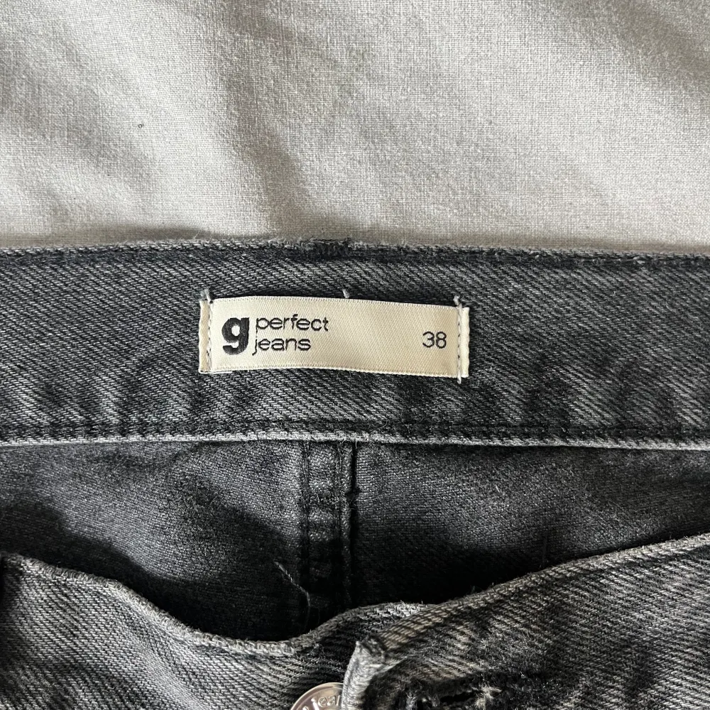 Low straight jeans från ginatricot. De är i storlek 38 och är i bra skick. Skit snygga med båda sneakers och klackar😍 Jag är 1.70 cm lång om ni vill jämföra längden💞. Jeans & Byxor.