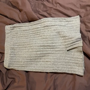 kjol med slit - en biege-brun mjuk kjol med slit! Säljs pga knappt använd