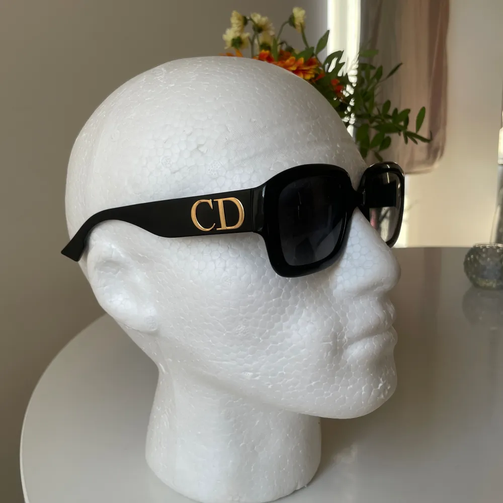 Solglasögon från Dior, original box och case medföljer . Accessoarer.