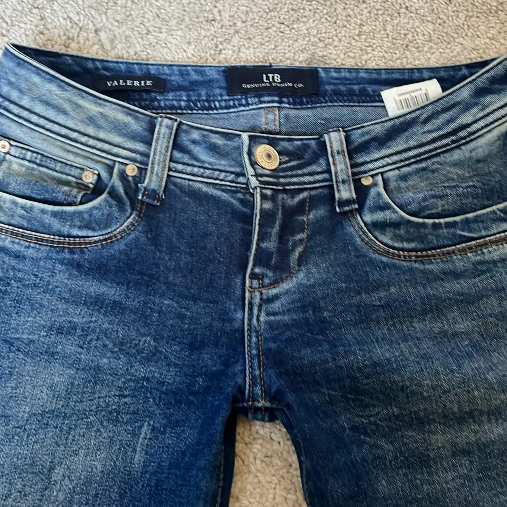 Säljer dessa ltb jeans pga hon jag köpte av gav fel mått och sa inte att dem hade av klippta ben, de är alltså mycket kortare än 25/34. Säljer dem väldigt billigt pga dom avklippta benen måtten är 35 cm i midjan och innerbens längd 73cm. Jeans & Byxor.