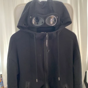 Cp company zip - Cp company zip storlek L men passar M riktigt bra, köpt på farfetch. Kan gå ner i pris, skriv om ni e intresserade eller vill ha fler bilder.