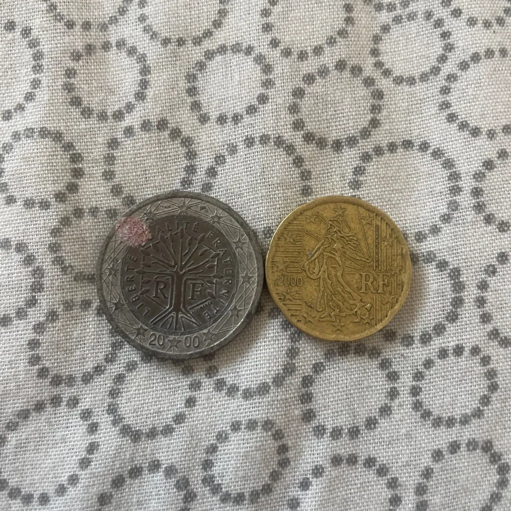 Två stycken franska euro mynt från 2000. En 20 centare och en 2 euro. Vet inte vad dessa är värda men säljer då jag inte samlar på mynt! 🪙 hoppas nån får mer nytta av dom. Övrigt.