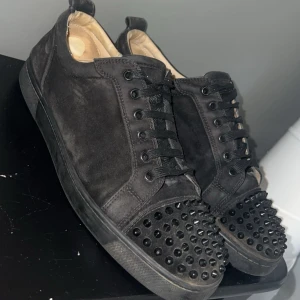 Christian Louboutin  - Säljer Christian Louboutin i storlek 43,5 passar även 44 jätte bra  fint skick och har några diefekter på sulan mitt pris 2499 nypris 8999kr skriv för flera bilder leverans 🚚 1-3 arbetsdagar 🚚