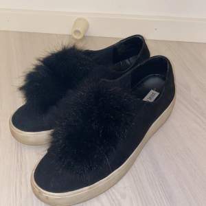 Skor med fluff från Steve Madden, bra skick, säljer även i grått