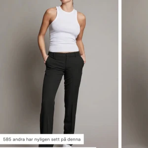 Kostymbyxor - Säljer dessa snygga Vera kostymbyxor från Bikbok, säljer då de blivit för små för mig men är endast använda fåtal gånger och ser ut som nya.💞 Kontakta mig gärna innan ni köper direkt!