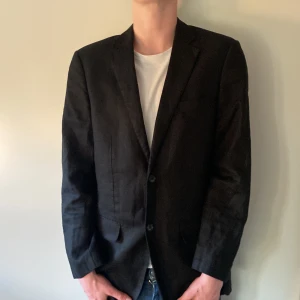 Linne kavaj - En väldigt snygg och stilren linne kavaj från dressman. Perfekt nu till sommaren. Modellen är ca 183 cm lång. Om ni har några frågor eller funderingar tveka inte med att skriva!  