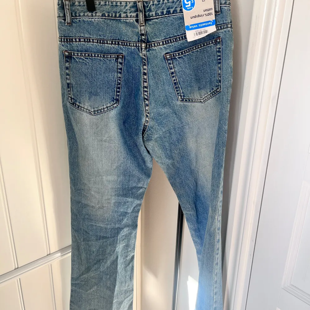 Säljer dessa super fina utsvängda jeansen. Aldrig använda med prislapp kvar💕. Jeans & Byxor.