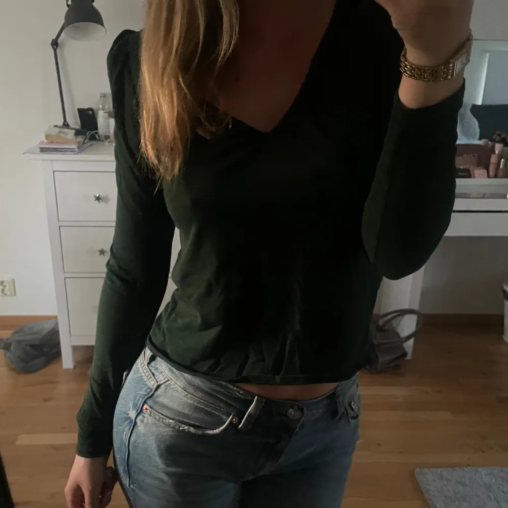 Jättefin grön tröja! Kommer inte till användning därav säljs den💕. Yläosat.