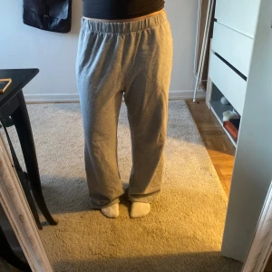 Mjukisbyxor  - Gråa lågmidjade mjukisbyxor relativt gott skick 