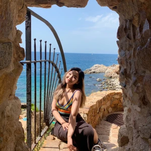 Stickade linne från urban outfitters  - Superfin färg på denna stickade linne från uo. Perfekt för semester i sommar. Använd 2 gånger. Lite right för mig runt bröstet, storlek s.