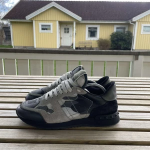 Valentino Rockrunners Vit, svart - Tja Säljer Valentino Rockrunners (svart och vitt) - Storlek: Passar  40-41 - Skick: 8/10 utan innersulor och små skavanker! - Pris: 1899kr