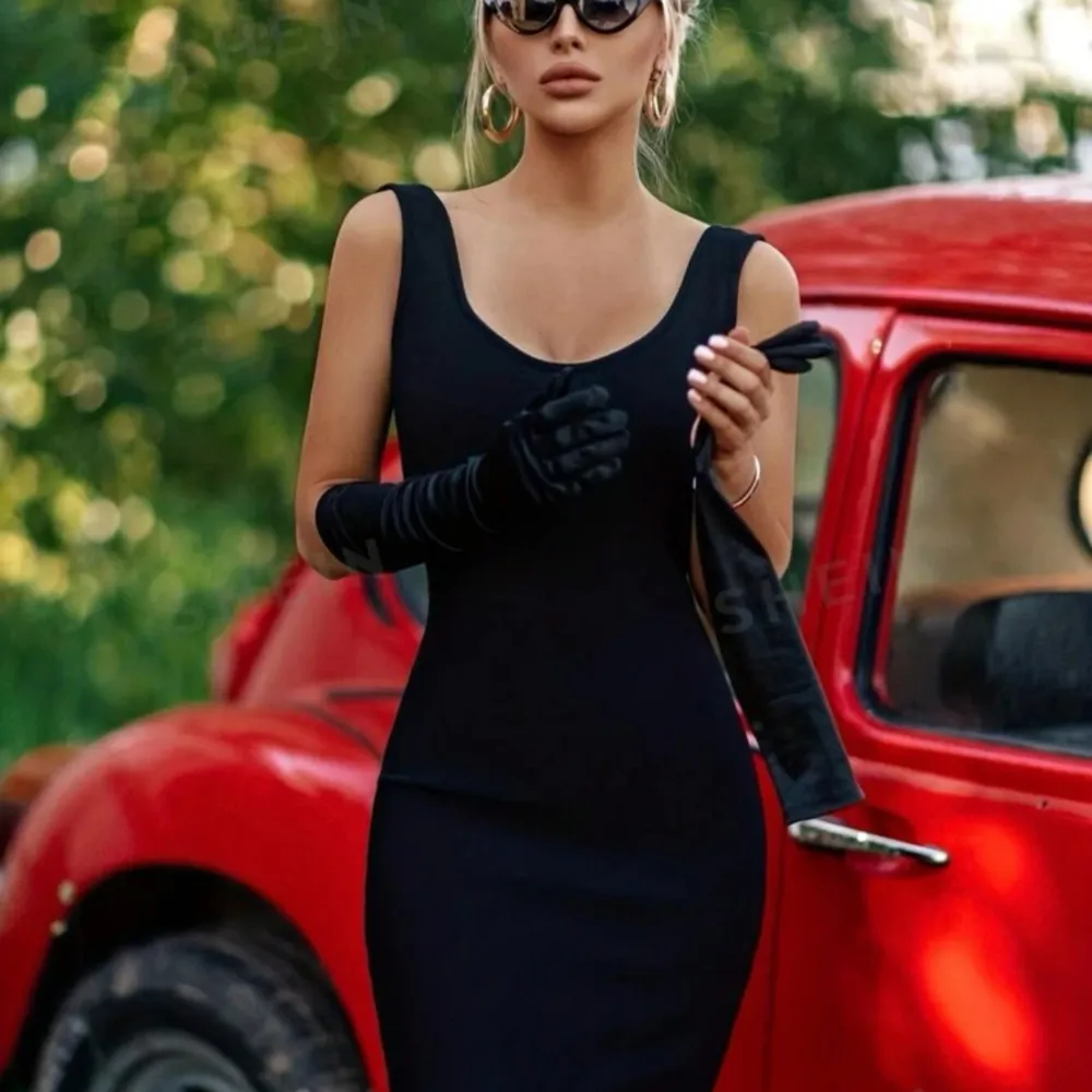 Säljer en väldigt fin svart klänning men öppen rygg i storlek s pga köpte fel storlek. Den är aldrig använt bara testad 1 gång, superfint skick . Klänningar.