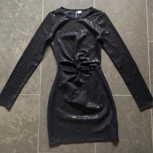 Klänning  - Festlig glitterklänning från hm🤩endast använd en gång och i utmärkt skick! 