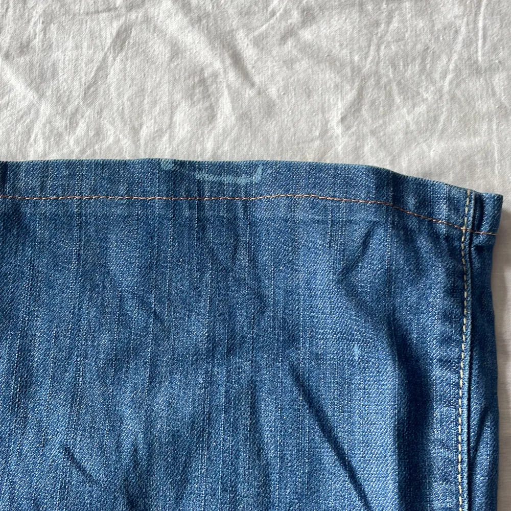Bra skick! Lite urtvättade (materialet lite tunnare än nya jeans) och två defekter i de 2 sista bilderna, mått: midjemått rakt över ca37 grenhöjd 16,5 benöppning 25,5 Innerbenslängd 74,5cm💗 . Jeans & Byxor.