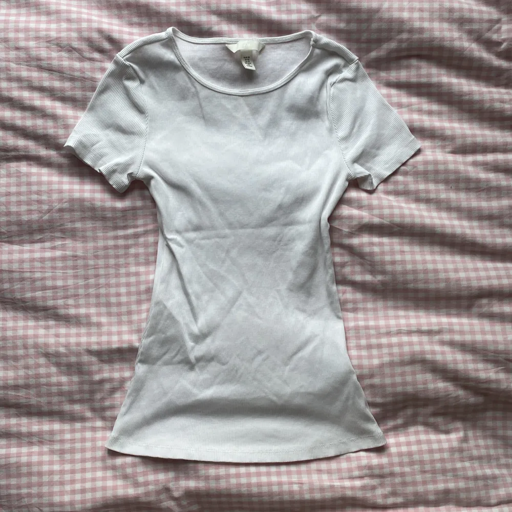 Super fin tajt vit T-shirt❤️ den är från h&m och i storlek xs! Skriv gärna till mig om ni har frågor eller är intresserade!💗💗. T-shirts.