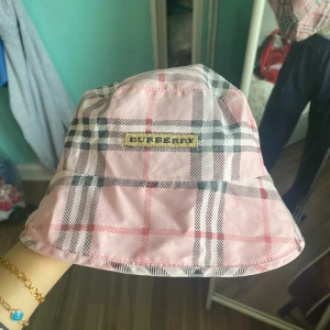 Burberry bucket hat - Vintage rosa bucket hat från märket Burberry! Har vanligt/ mot litet huvud för refferens. 