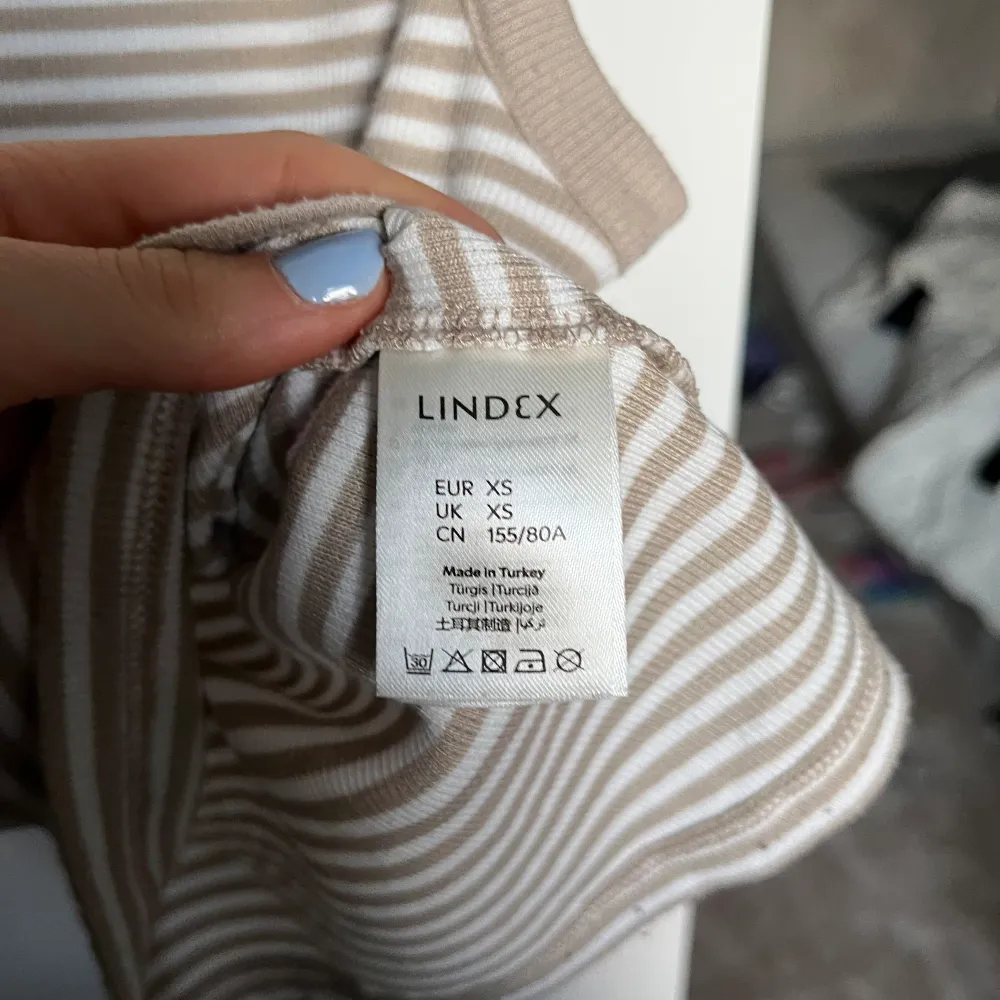 Så fint linne ifrån Lindex, i super fint skick! Som nytt 🫶🏻vita o beiga ränder, färgen stämmer bäst på första bilden ❤️ använd gärna köp nu!. Toppar.