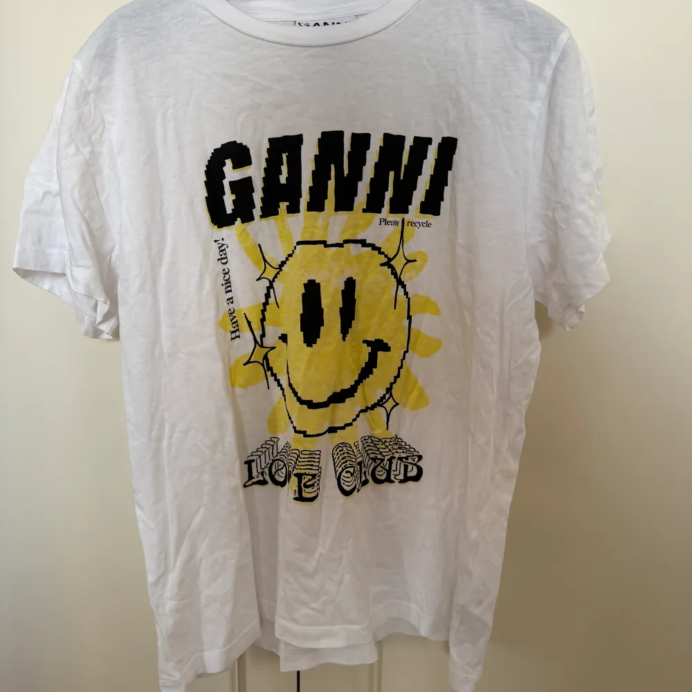 ”Sun Love” Ganni T-shirt. Storlek medium.. T-shirts.