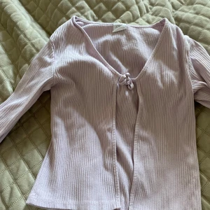 Säljer denna jättesöta koftan!💓 Säljer den då den blivit förliten för mig.  - Har haft den ganska länge men den har bra skick!💓💓💓