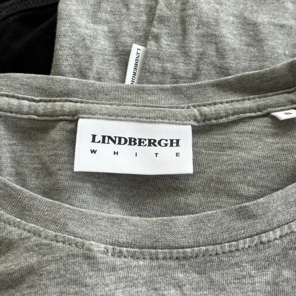 Grå t-shirt från Lindbergh. T-shirts.