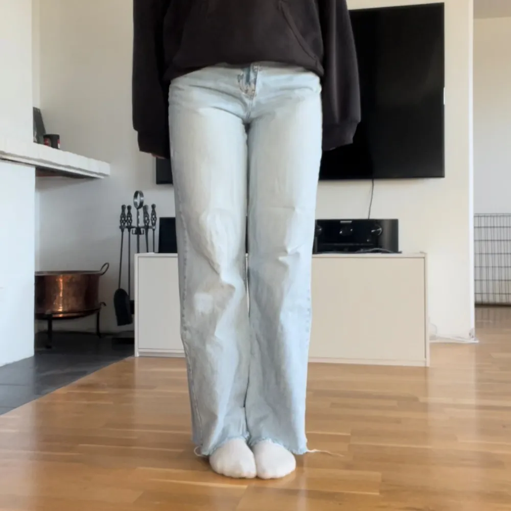 Säljer ljusblåa jeans från Gina Tricot i storlek 36, typ aldrig använda och säljes då jag inte använder dem. Köparen står för frakt och pris kan diskuteras! . Jeans & Byxor.