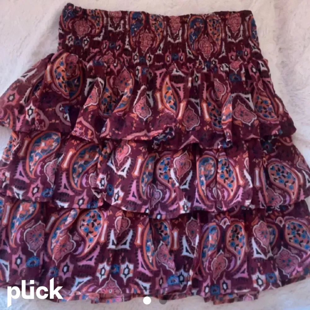 Säljer min kappahl kjol i storlek 146/152 (köpte en mindre storlek då den är lite längre i storleken) så skulle säga att den sitter som xs, kontakta för fler bilder💓. Kjolar.