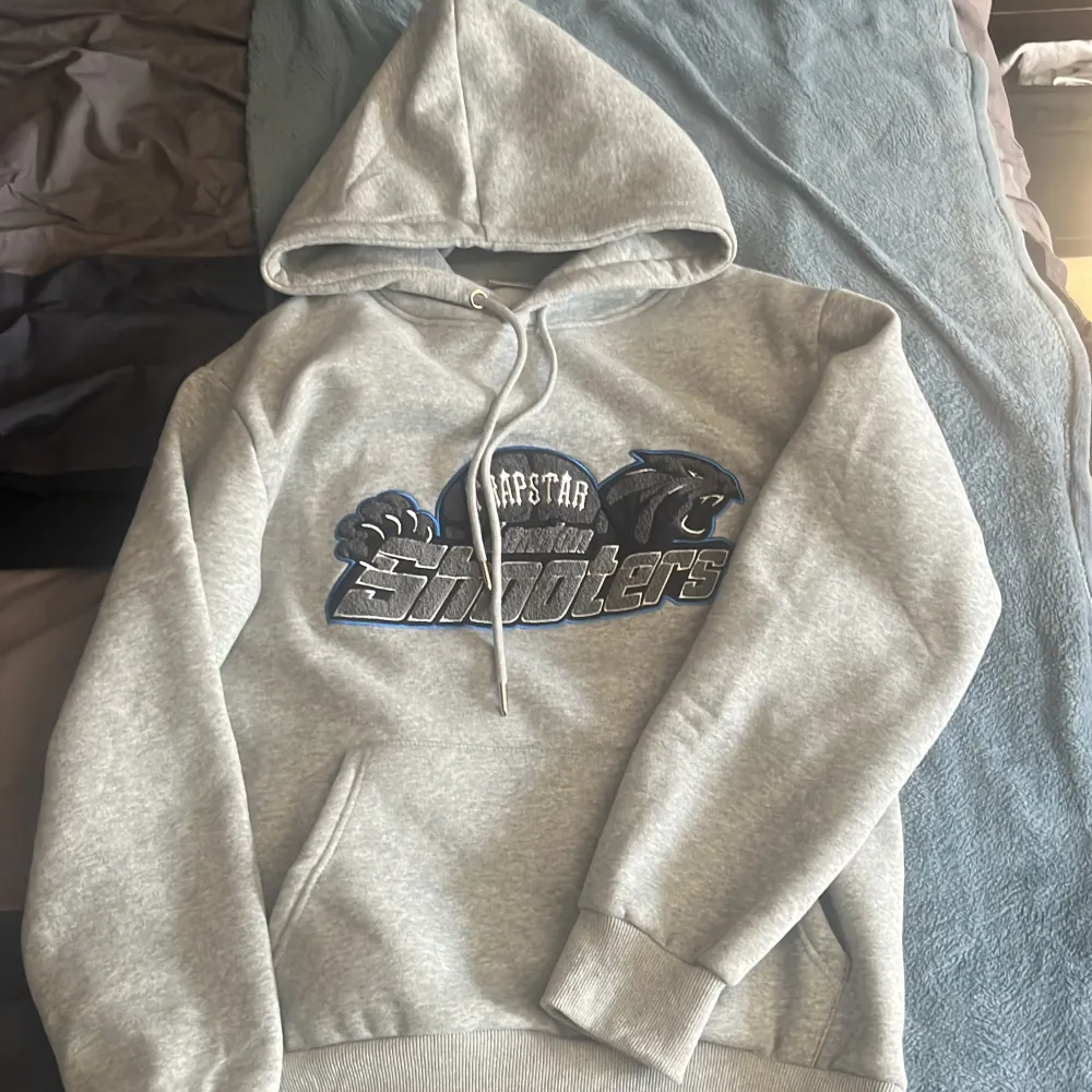 kom privat för bilder och mer info. Hoodies.