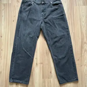 Jeans från SKTBS som aldrig använts Perfekt skick Storleken anses vara större än normalt Originalpris 699kr Jag säljer jeansen för att byxorna inte passar mig