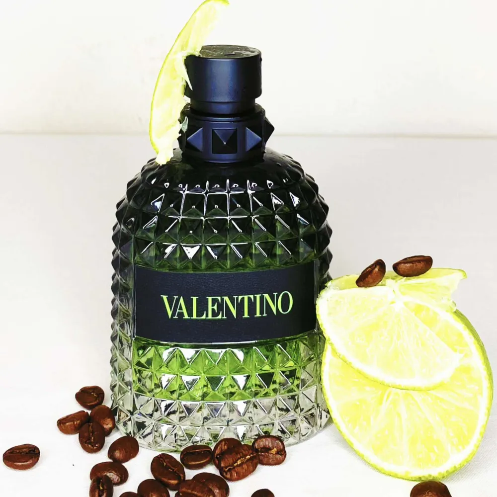 2 ML sample av Valentino Green Stravaganza. Denna doft har mycket citrus av sig men har också en ganska stor doft i början av kaffe. Valentino Green Stravaganza är perfekt till sommaren!. Övrigt.