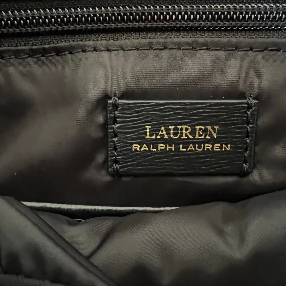 fin väska från Ralph Lauren i bra skick. Väskor.