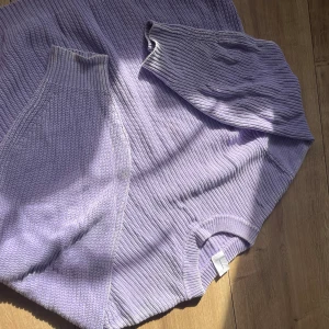 Stickad tröja - Tjocktröja i storlek M i en superfin violett färg. Den har ett par missfärgningar som man ser på 3e bilden bland annat. Utöver det är den felfri 💗